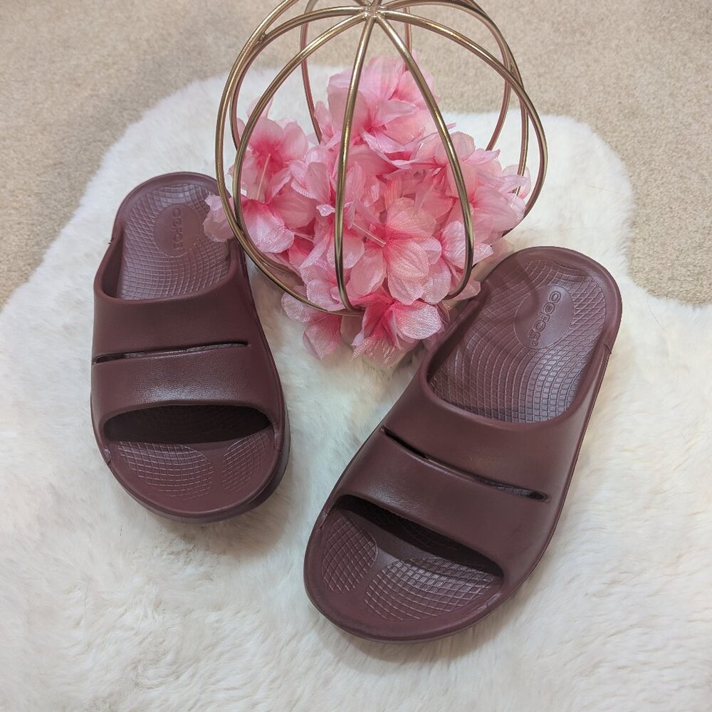 GUC Maroon Oofos Slides Women's 7 Mens 5